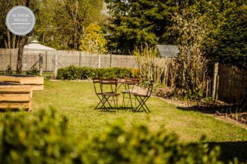 Blick in den Garten im Frühling